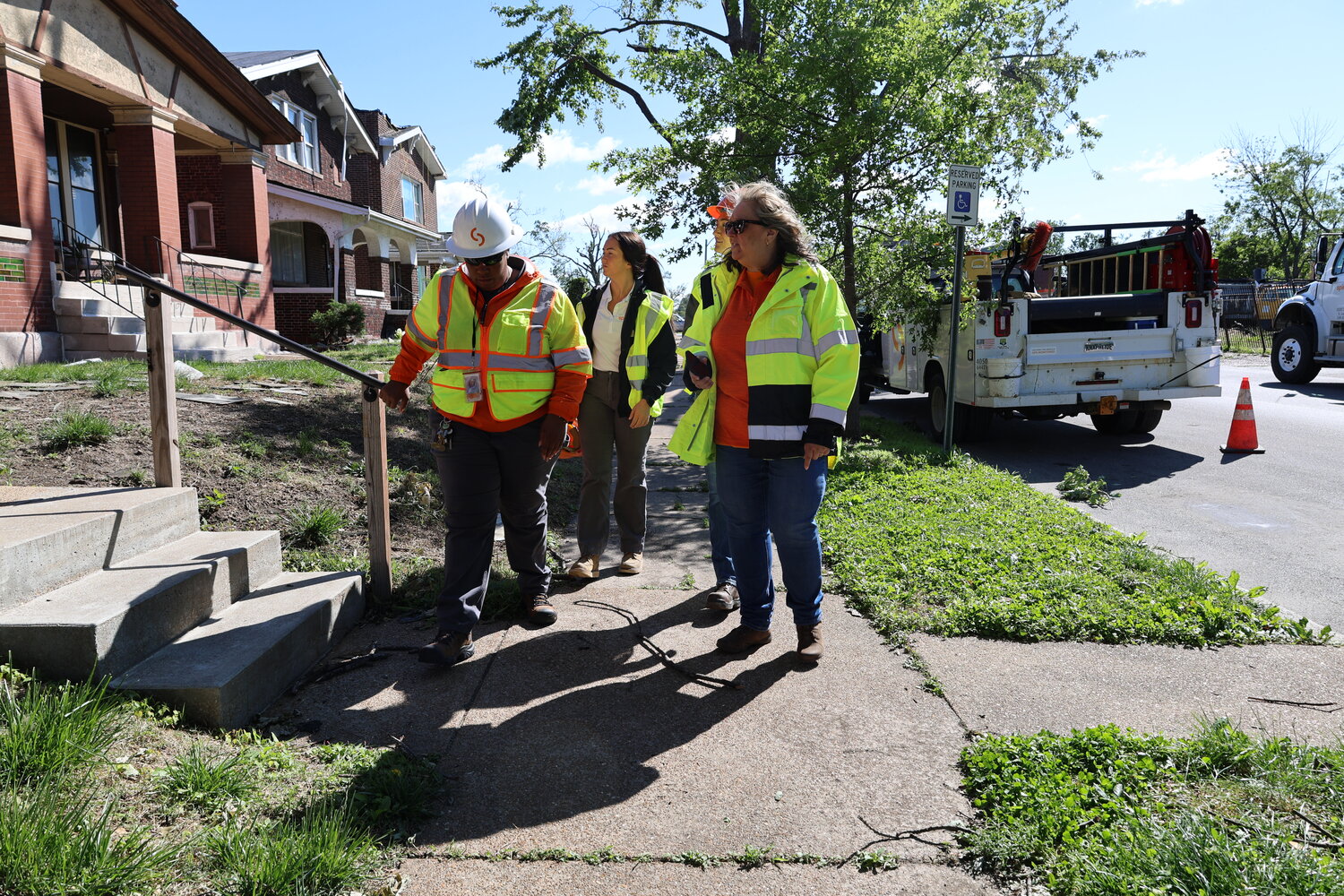 Image of Spire employees volunteering