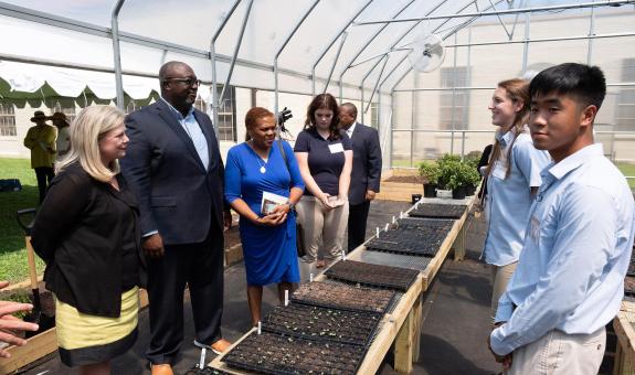 Joe Hampton with Murphy students in green house
